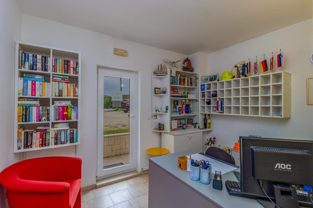 Luxury Apartments Villa Ruzmarina With New Heated Infinity Pool And Lounge Area Marusici  외부 사진